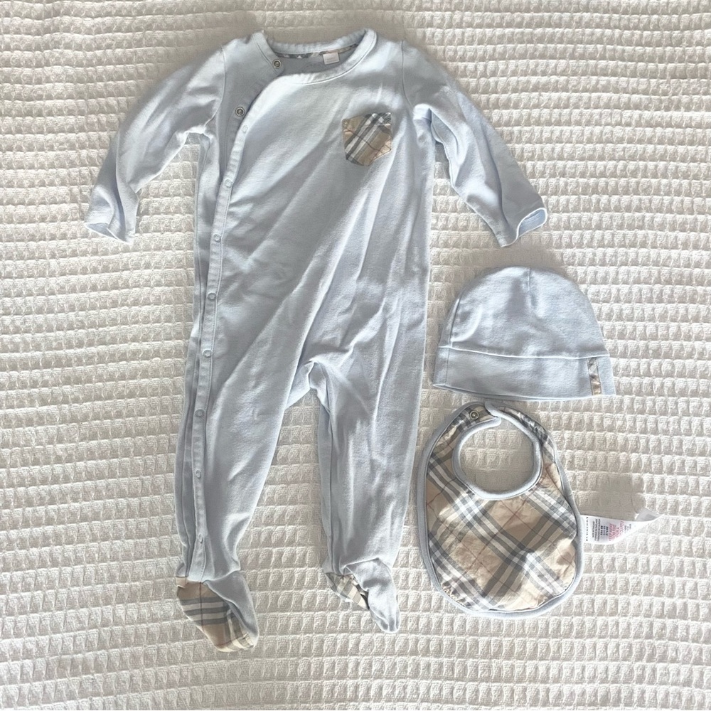Burberry children light blue cotton three piece baby gift set 9 months